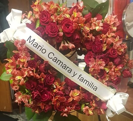 Imagen de Corazón valiente Descripcion: Corona de 20 rosas y astromelias 